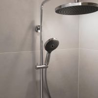 Vorschau: Duravit ShowerSystem Duschsystem mit Thermostat, Ablage, chrom/schwarz