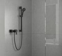 Hansgrohe Pulsify Duschset mit Duschstange 65cm und Vernis Shape Duscharmatur, schwarz matt