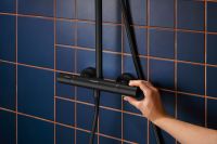 Vorschau: hansgrohe Activera S Duschsystem 240 1jet mit EcoSmart+ & Ecostat Fine Varia, schwarz matt