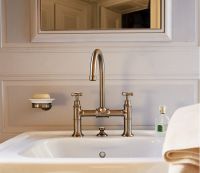 Axor Montreux 2-Griff-Waschtischarmatur 220 mit Zugstangen-Ablaufgarnitur, brushed bronze 16510140