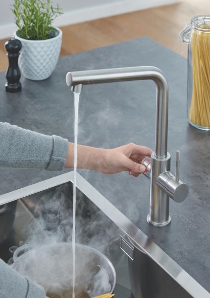 Grohe Red Duo Einhand-Spültischbatterie, L-Auslauf, Armatur und Boiler Größe L, supersteel