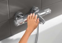 Vorschau: Grohe Precision Feel Thermostat-Wannenbatterie mit ProGrip Rändelstruktur, chrom 34788000 Hand