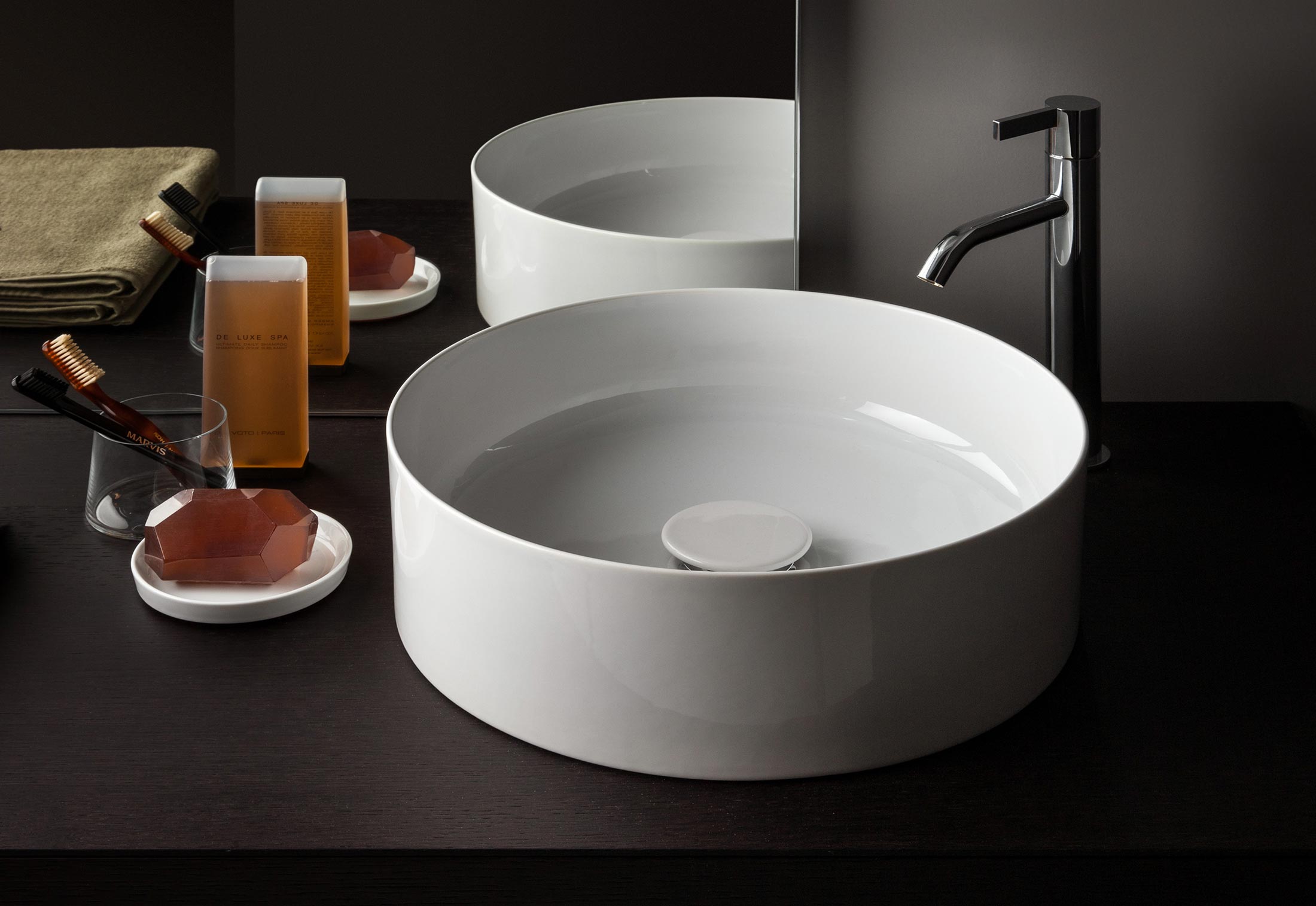 Накладные раковины. Раковина накладная Laufen Kartell 8.1233.1.000.112.1. Раковина Laufen Kartell 42 8.1233.1.000.112.1. Laufen Kartell раковина. Лауфен Картель раковина.