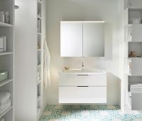 Vorschau: Burgbad Eqio Badmöbel-Set 103cm, Spiegelschrank, Keramik-Waschtisch und WT-Unterschrank, weiß hochglanz, Griff schwarz matt SFAN103F2009C0001G0200 1