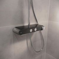 Vorschau: Duravit ShowerSystem Duschsystem mit höhenverstellbarer Regendusche, Thermostat, Ablage, chrom/schw
