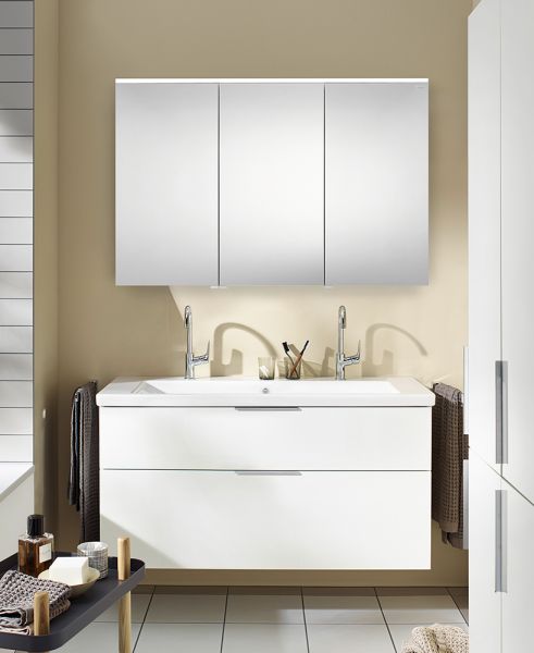 Burgbad Eqio Badmöbel-Set 123cm, Spiegelschrank, Keramik-Doppelwaschtisch und WT-Unterschrank, weiß hochglanz, Griff chrom, links SFAO123LF2009C0001G0146 