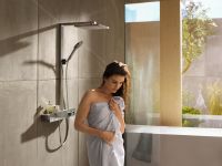 Vorschau: Hansgrohe Raindance E Showerpipe 300 1jet mit ShowerTablet 600, chrom