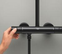 Vorschau: Grohe QuickFix Vitalio Comfort 250 Thermostat-Duschsystem, Kopfbrause eckig, schwarz matt