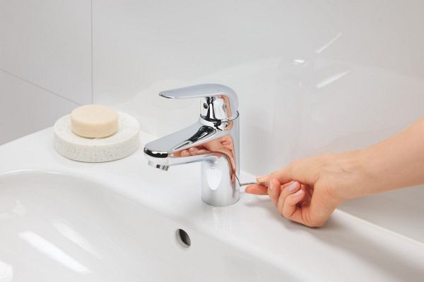 Grohe QuickFix Swift 2023 Einhand-Waschtischbatterie Push-Open mit Kindersicherung, M-Size, chrom