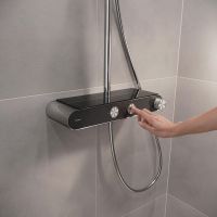 Vorschau: Duravit ShowerSystem Duschsystem mit höhenverstellbarer Regendusche, Thermostat, Ablage, chrom/schw
