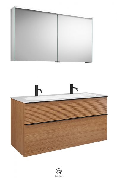 Burgbad Fiumo Badmöbel-Set 122cm, Spiegelschrank, Doppelwaschtisch und WT-Unterschrank in eiche dekor zimt mit Griffleiste in schwarz matt