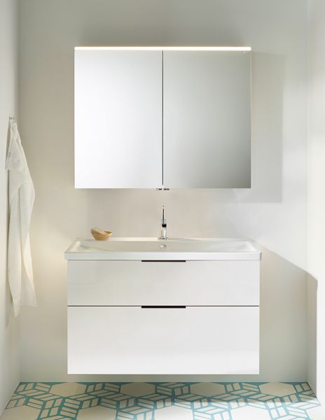 Burgbad Eqio Badmöbel-Set 103cm, Spiegelschrank, Keramik-Waschtisch und WT-Unterschrank, weiß hochglanz, Griff schwarz matt SFAN103F2009C0001G0200 