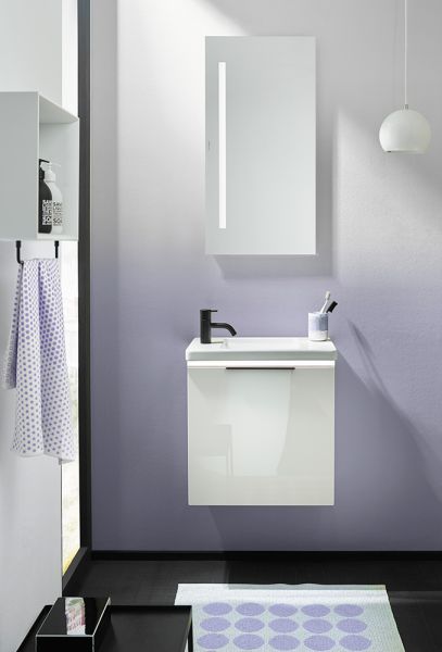 Burgbad Eqio Keramik-Handwaschbecken mit Waschtischunterschrank und LED-Beleuchtung, weiß hochglanz, Griff schwarz matt SFPQ053F2009C0001G0200
