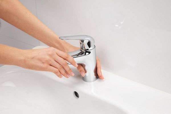 Grohe QuickFix Swift 2023 Einhand-Waschtischbatterie Push-Open mit Kindersicherung, S-Size, chrom